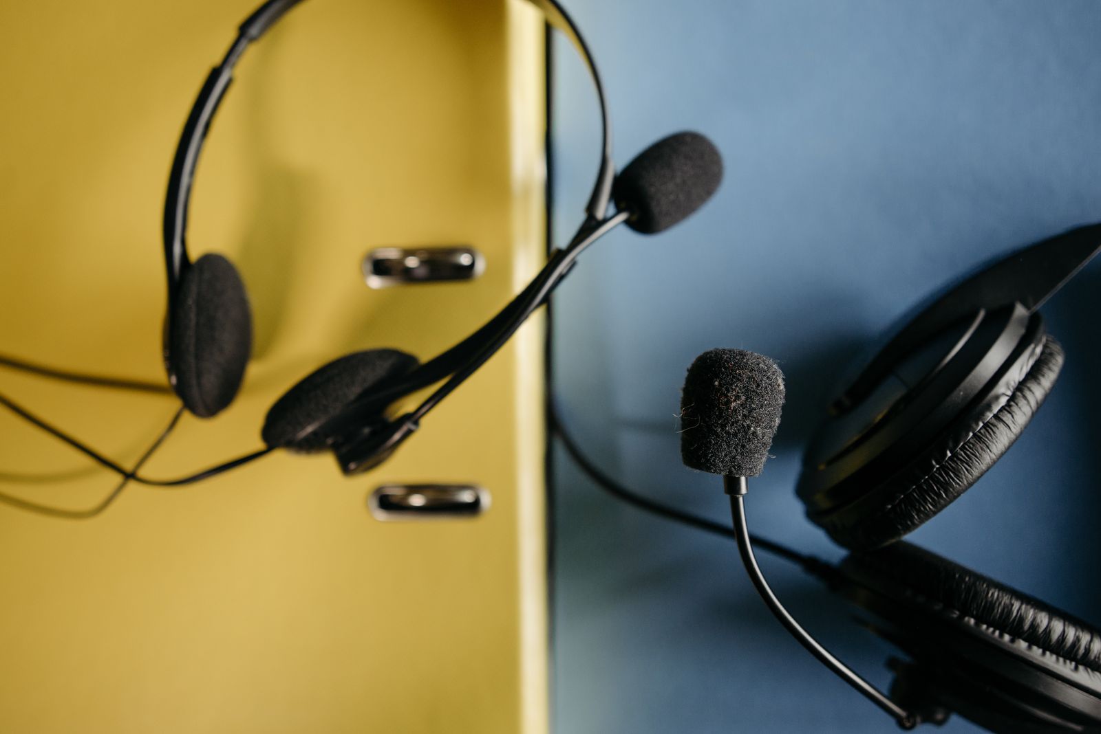 Microfone condensador em suporte shockmount com pop filter em sala de gravação